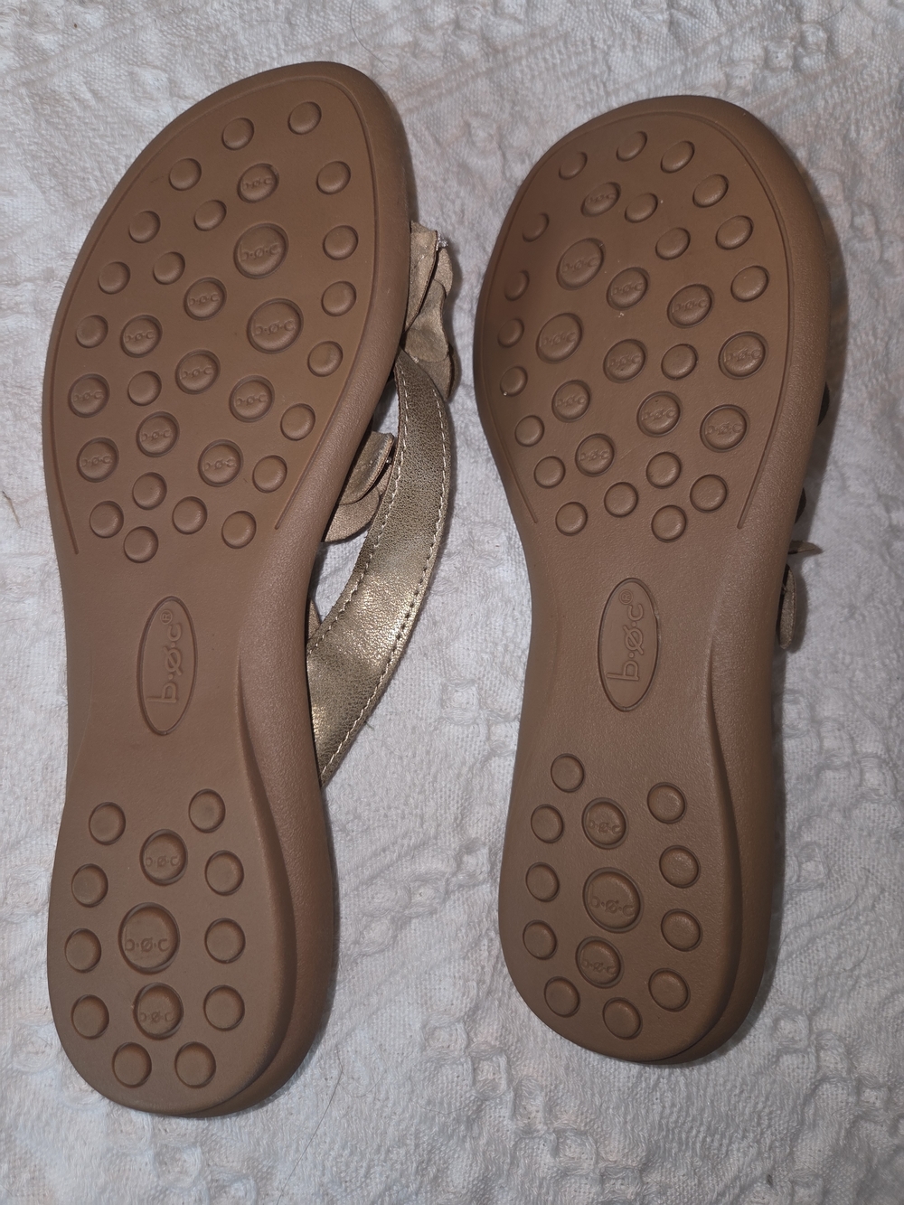 b.o.c. Women's Metallic Gold Floral Thong Sandal - Picture 3 of 6
